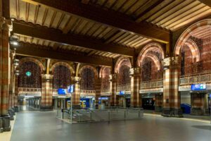 Avondklok Amsterdam corona centraal station CS stationshal