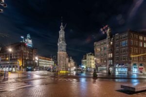 Avondklok Amsterdam in beeld corona Muntplein