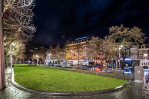 Avondklok Amsterdam in beeld corona Rembrandtplein