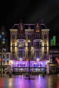 Avondklok Amsterdam in beeld corona Leidseplein Bulldog