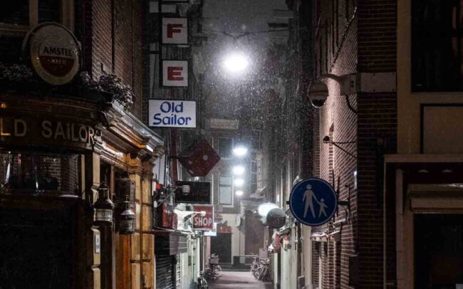 Avondklok Amsterdam sneeuw corona Wallen