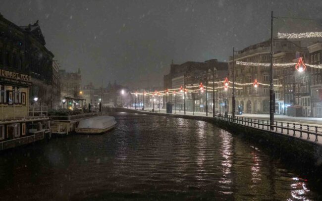 Avondklok Amsterdam sneeuw corona ROkin