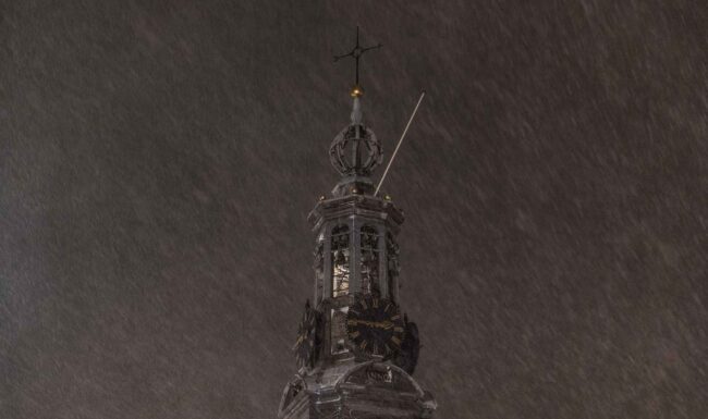 Avondklok Amsterdam sneeuw corona Munttoren