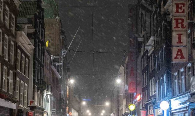 Avondklok Amsterdam sneeuw corona REguliersbreestraat