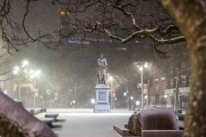 Avondklok Amsterdam sneeuw corona Rembrandtplein